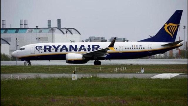 Spagna, incendio su un volo Ryanair a Palma di Maiorca: 18 persone lievemente ferite