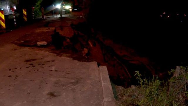 Alunecare de teren pe o stradă din Cluj: zona este monitorizată după ce o bandă de circulație a fost afectată pe o lungime de 20 de metri
