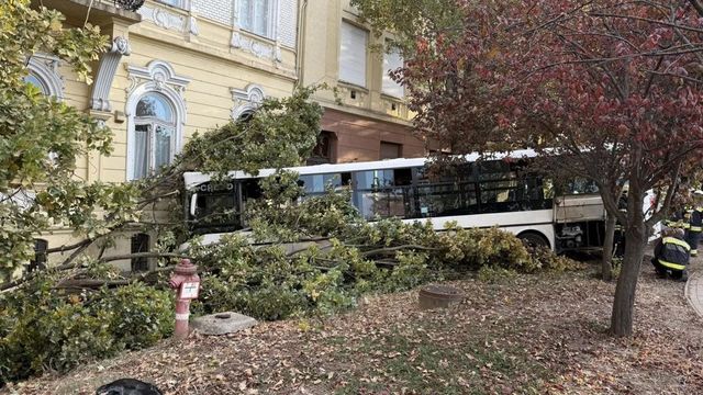 Iskolaépületnek hajtott egy busz Szolnokon, többen súlyosan megsérültek