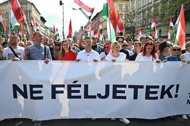 Budapest, migliaia in piazza contro Orban e al fianco di Magyar
