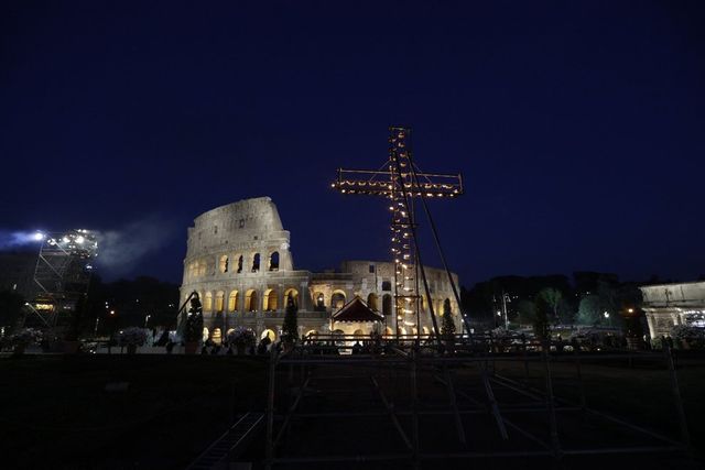 Via Crucis, il Papa al Colosseo ricevuto dalla sindaca Raggi