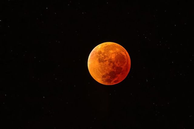 Eclissi totale di luna domenica 7 settembre: quando vederla e perché diventa rossa