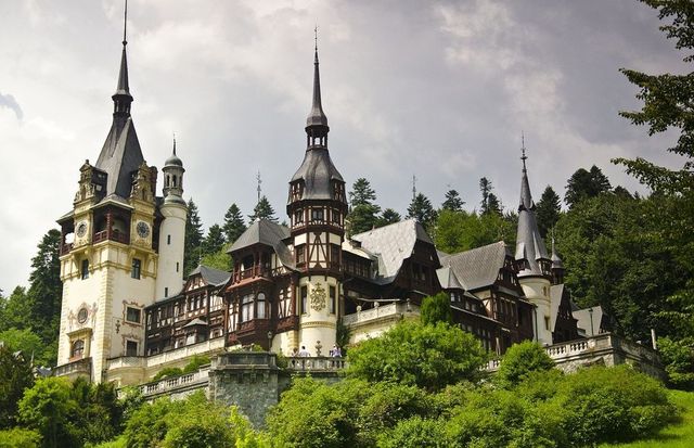 Casa Regală a României pune la dispoziția celor aflați în carantină spații de cazare de pe Domeniul Regal Peleș