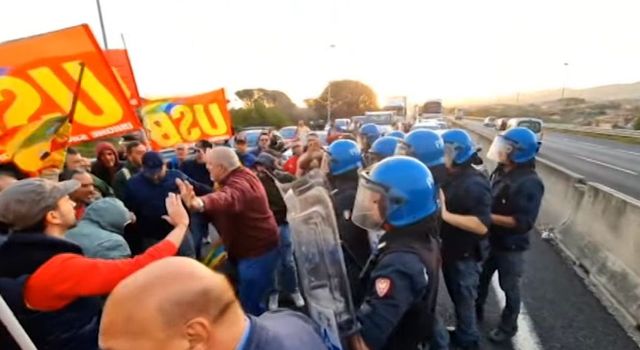 Ex Ilva, lavoratori occupano autostrada Roma-Napoli
