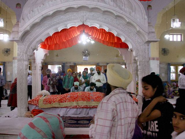 Sikhs Allowed To Possess, Carry Kirpans In UK