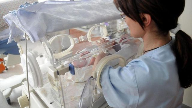 Nata con cuore a metà partorisce 2 gemelli, primo caso in Italia