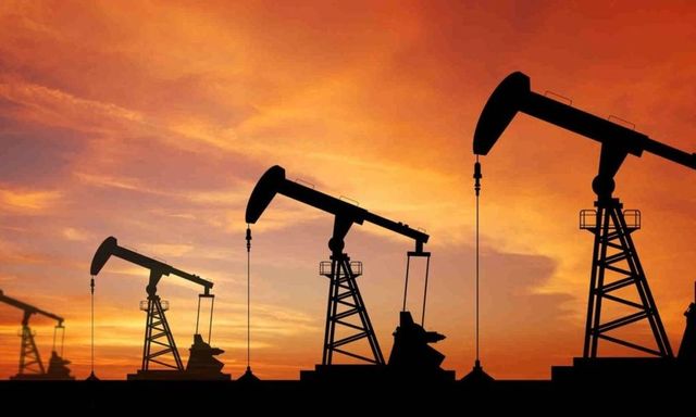 Prețul petrolului a scăzut cu 25% într-o singură noapte