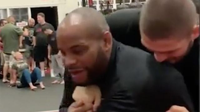 Нурмагомедов взял на болевой прием чемпиона UFC в тяжелом весе