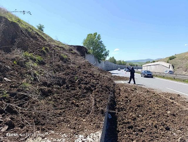 Подпорна стена се срути на автомагистрала „Струма”, съобщиха от АПИ