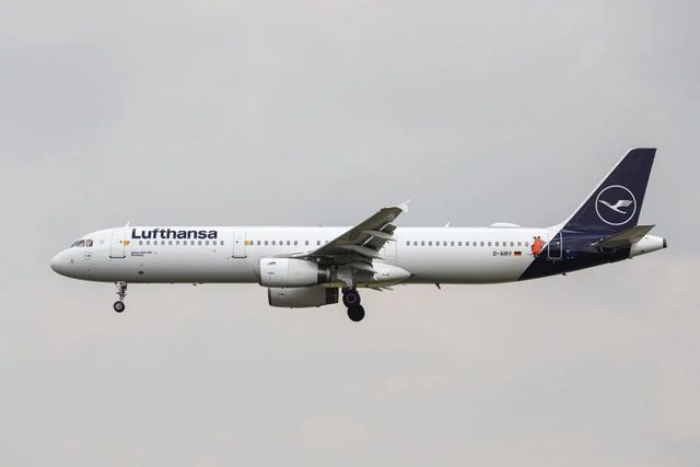 Amenințare cu bombă la bordul unui avion al companiei Lufthansa