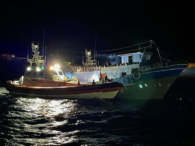 Naufragio a Lampedusa, salvi 49 migranti, continuano le ricerche