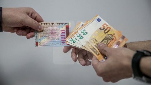O femeie din Cahul, cercetată penal: a cerut 300 de euro pentru un permis