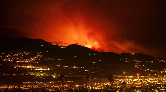 Tenerife ancora in fiamme, sono oltre 12mila gli evacuati