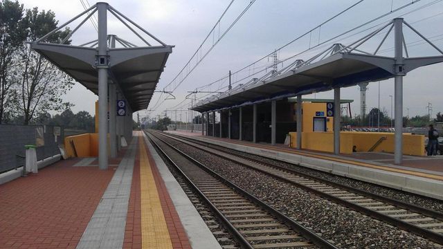 Attraversa i binari ma cade, muore travolto da un treno
