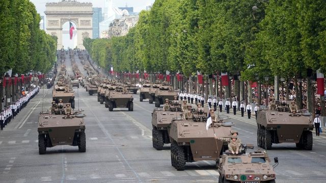 Francia exhibe músculo militar y alianzas en su desfile del 14 de julio