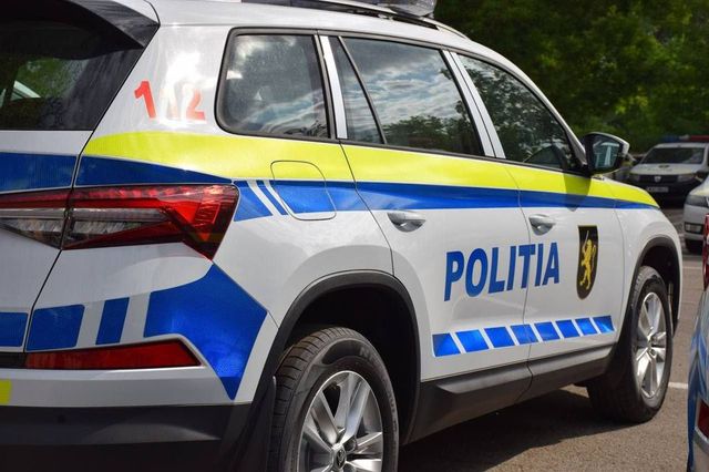 Doi tineri de 17 și 19 ani, reținuți după ce au amenințat cu moartea un taximetrist și l-au deposedat de bani