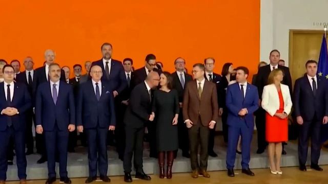 Tenta di baciare la ministra tedesca Baerbock: bufera sul ministro degli Esteri croato Grlic-Radman