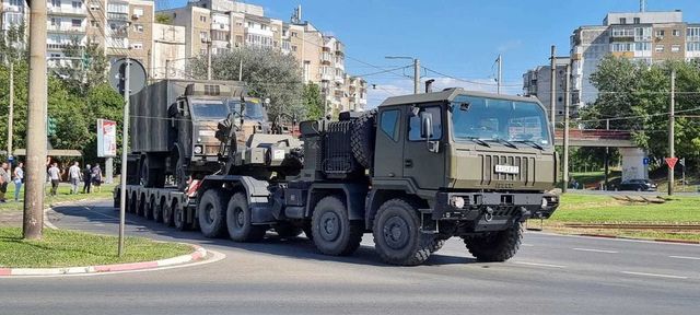 Incident neobișnuit în trafic: șoferul unui transport agabaritic militar a agățat și a rupt rețeaua electrică la Arad