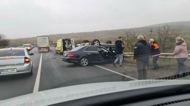 Accident grav la Peresecina - O mașină s-a răsturnat