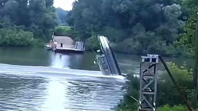 Videón, ahogy balesetet szenved és felborul egy rendőrségi hajó a Tiszán