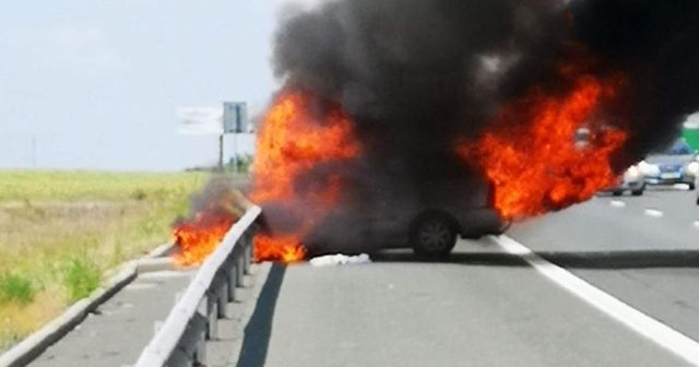 O masina a luat foc pe Autostrada Soarelui