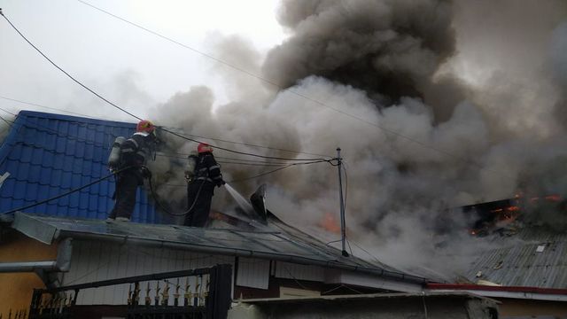 Incendiu uriaș în București. Patru case au fost afectate