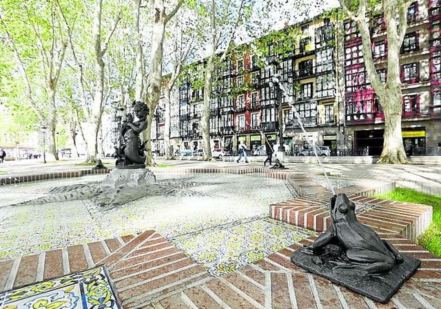 Detienen a una mujer en Bilbao por darle un beso en los labios a un bebé