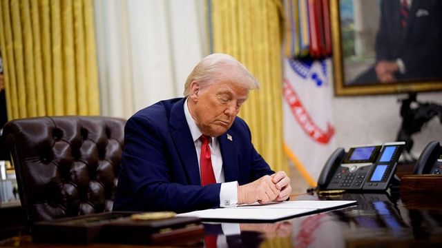 Trump anunță un ordin executiv menit să reducă prețurile medicamentelor eliberate pe bază de rețetă