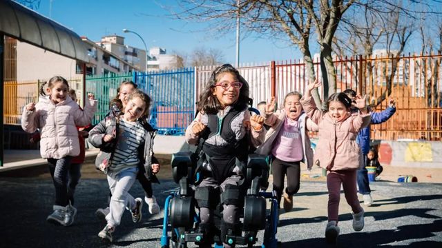 El exoesqueleto infantil da un gran paso para que los niños puedan utilizarlo por primera vez en casa y en la calle