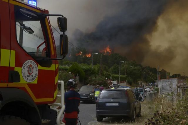 Tres bomberos heridos en los incendios de Ourense