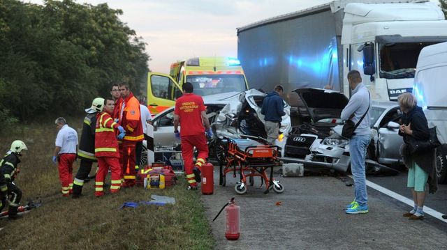 Öt autó hajtott egymásba az M7-es Balaton felé vezető oldalán