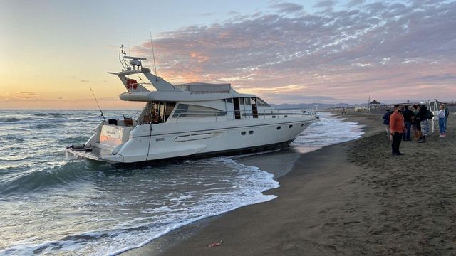 Il mistero dello yacht arenato vicino a riva a Fregene: sembra abbandonato, ma il motore è acceso