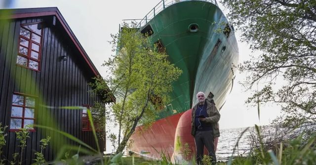 Si sveglia e trova una nave portacontainer arenata in giardino