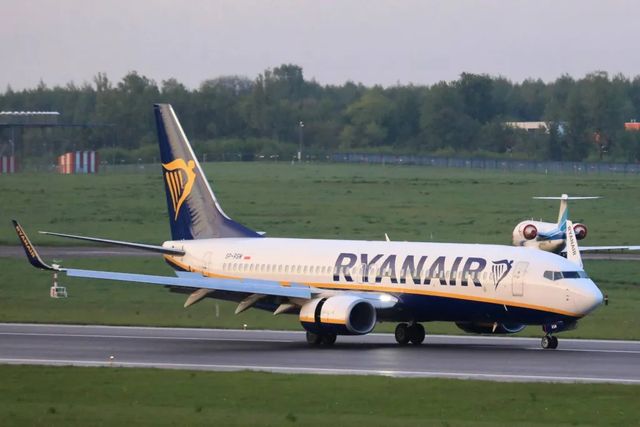 Aereo Ryanair costretto ad un atterraggio di emergenza