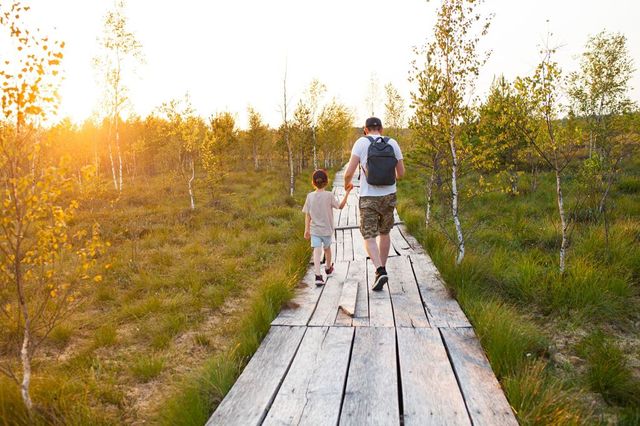 A 10 anni tenta di rianimare il papà ma l'uomo muore