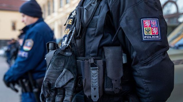 Késsel támadt a rendőrökre egy férfi, öt évvel később Csehországban kapták el