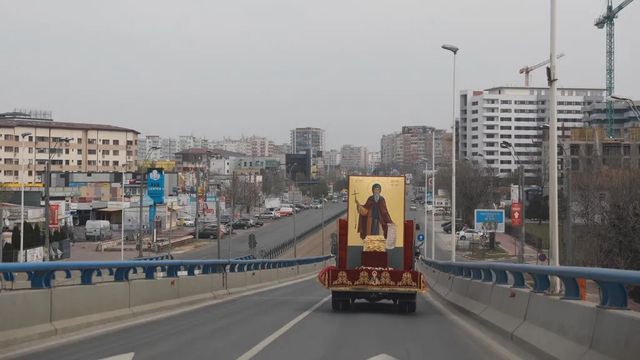 Moaștele Sfântului Dimitrie cel Nou au fost purtate pe străzile Bucureștiului pentru încetarea epidemiei de coronavirus