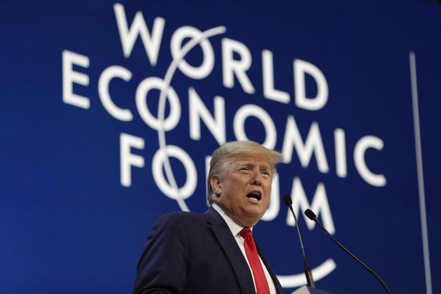 Trump a Davos attacca i "profeti di sventura"