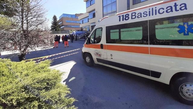 Grave incidente stradale a Potenza, bus con 40 studenti finisce fuori strada e si ribalta a Baragiano