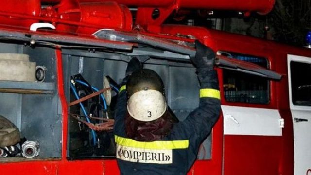 Acoperișul unei Case Comunitare pentru copii din Florești, curprins de flăcări. Două echipaje ale pompierilor au intervenit