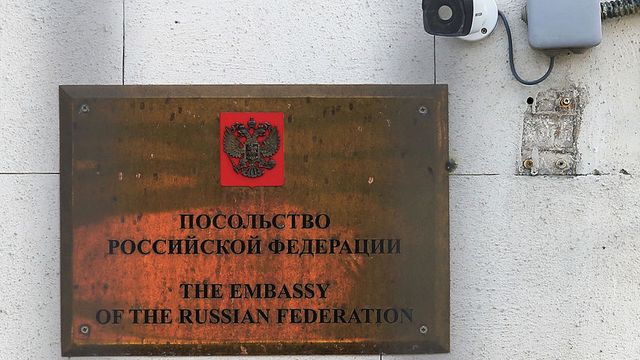 Украинские радикалы обстреляли из ракетниц посольство России в Киеве