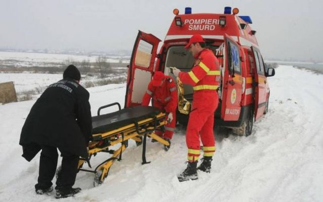 Un om a murit, după ce ambulanța care trebuia să ajungă de urgență la el a rămas blocată în zăpadă, în Vrancea