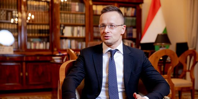 Szijjártó Péter: Nagy-Magyarországot ábrázoló zászlók miatt feljelentést tenni a történelmi ismeretek teljes hiányát jelenti