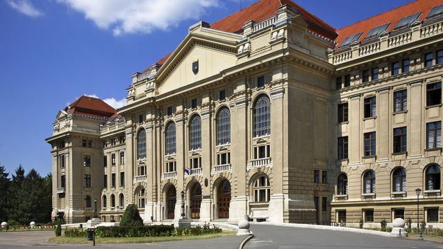 Újra kötelező a maszkhordás a Debreceni Egyetemen