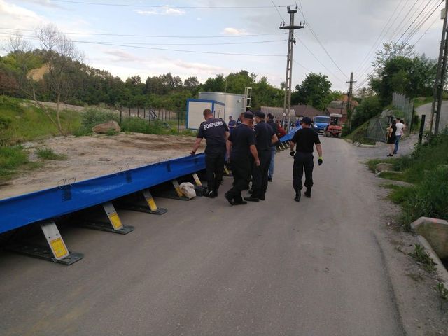 Autoritățile au ridicat o linie de apărare de 750 de metri pentru a proteja gospodăriile din Praid de viituri