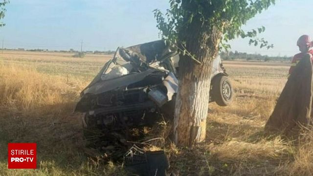 Un licean de 18 ani a murit în drum spre școală, după ce a intrat puternic cu mașina într-un copac, în Olt