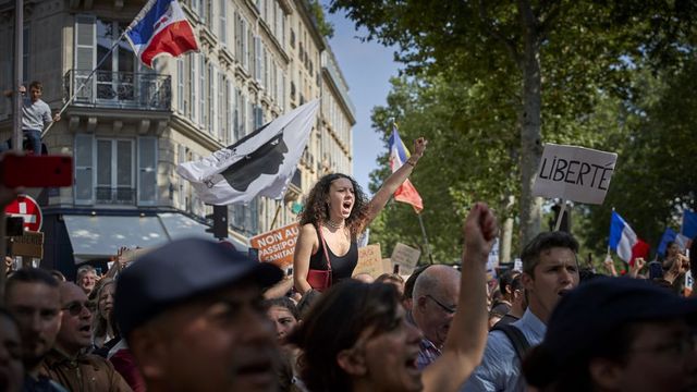 Könnygázzal oszlatták a korlátozások miatt tüntetőket Párizsban