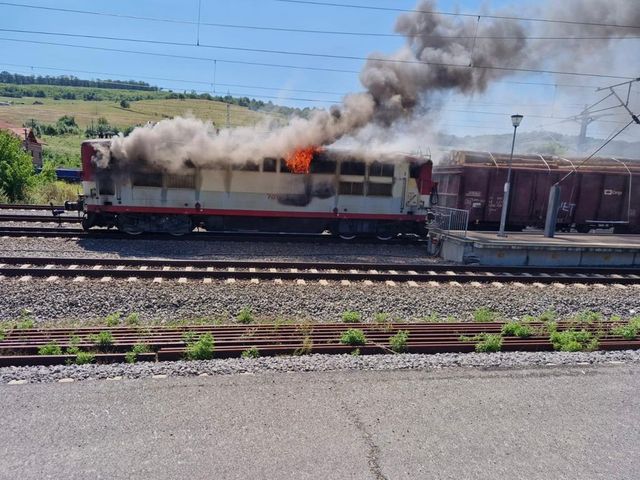 Locomotiva unui marfar a luat foc într-o gară, în județul Sibiu