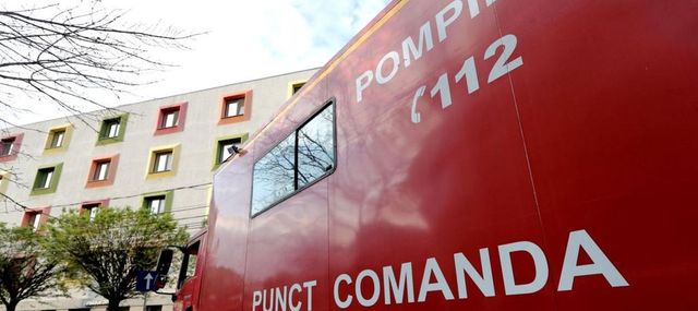 Un bloc din Ploiești, evacuat după ce locatarii au simțit un miros înțepător