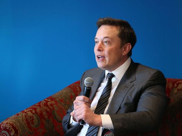 Miliardarul Elon Musk, obligat să schimbe prenumele fiului său